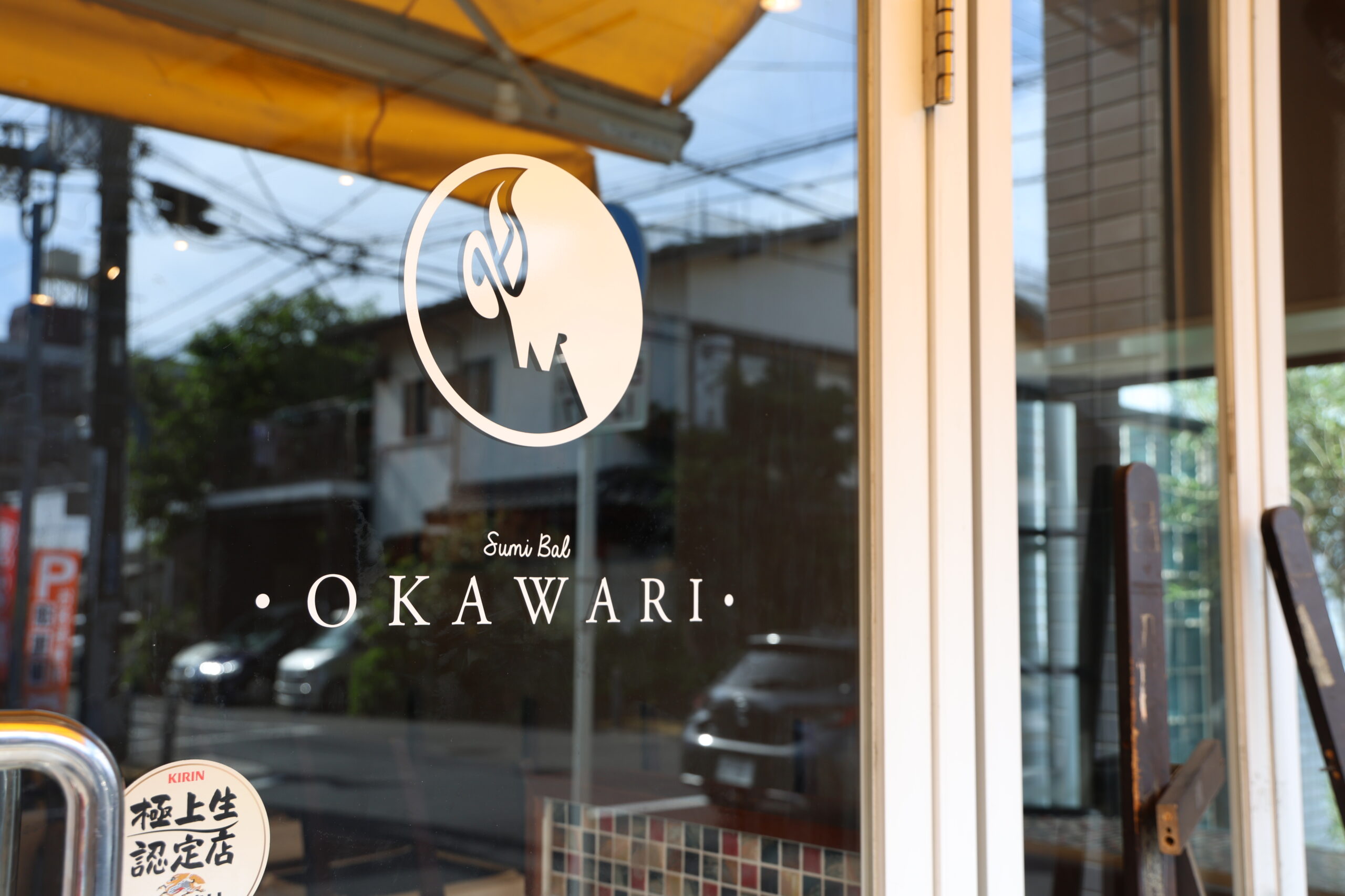 店内入口のロゴ